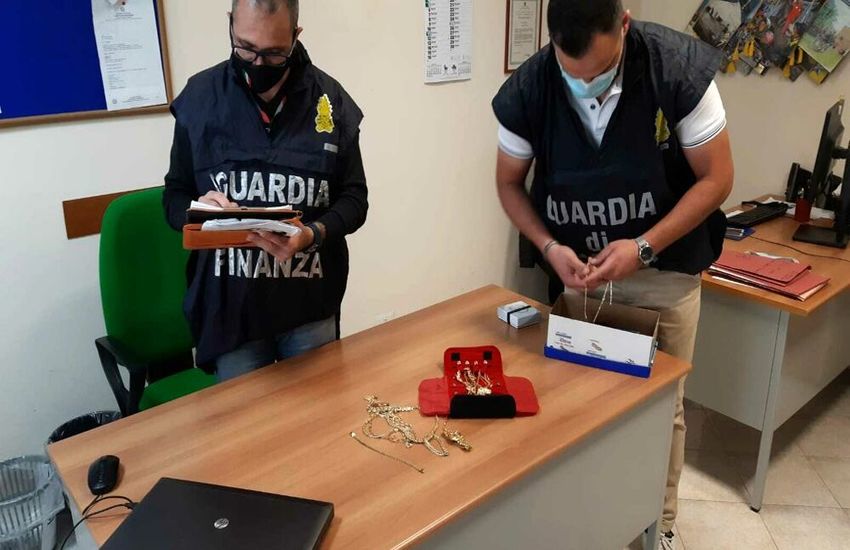 Palermo – Sottrae soldi e gioielli al fratello incapace di intendere e di volere