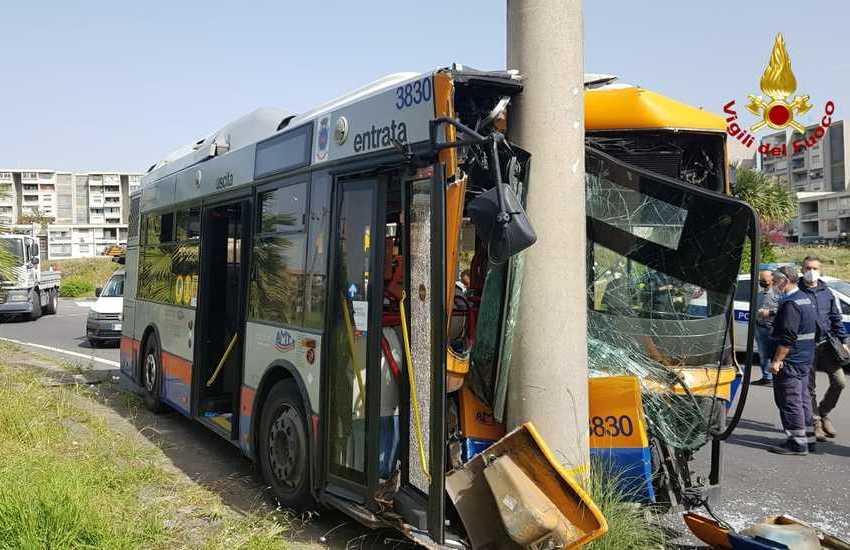 Catania, bus AMT coinvolto in grave incidente, intervengono i Vigili del Fuoco, 7 feriti di cui uno grave