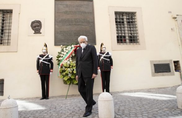 Giorno della Memoria dedicato alle “Vittime del terrorismo e delle stragi di tale matrice”: Mattarella in via Caetani