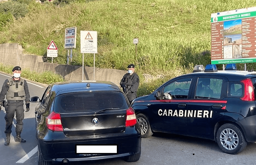 Mineo, cliente cerca di disfarsi della droga, lui segnalato e lo spacciatore arrestato