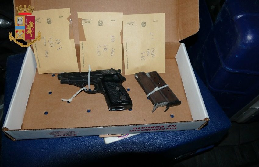 San Giorgio, tira fuori la pistola e tenta di uccidere un gambiano. Arrestati padre e figlio