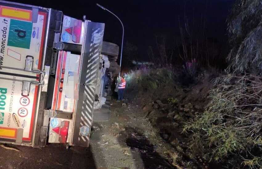 A18 CT/ME, i vigili del fuoco intervengono per un automezzo pesante uscito fuori strada