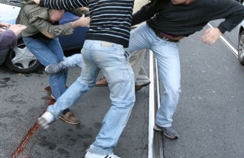 Terrore per un minorenne nella Galleria Umberto, accerchiato e picchiato da un gruppo di coetanei