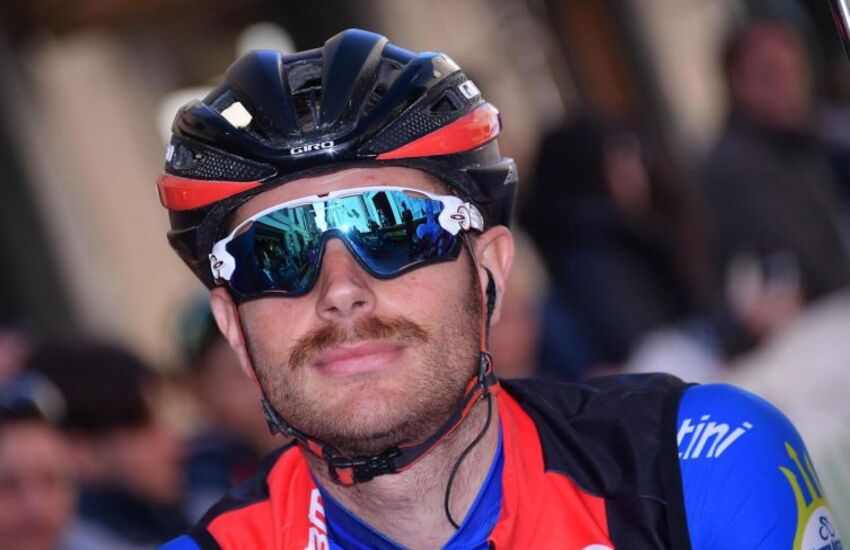 Giro d’Italia: la facciata del Comune di Ragusa in “maglia rosa” per omaggiare il ciclista Damiano Caruso