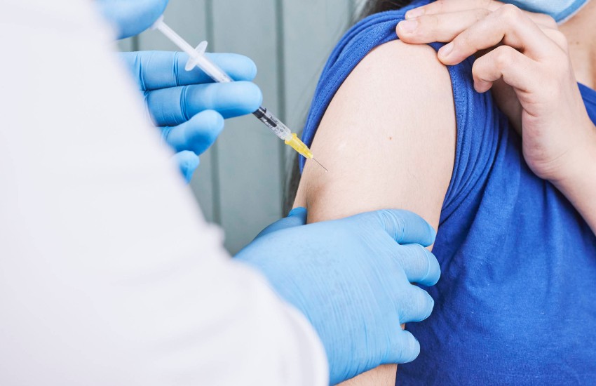 Non più AstraZeneca, Aifa, seconda dose con un vaccino diverso: “buoni risultati in termini di risposta anticorpale e sicurezza”