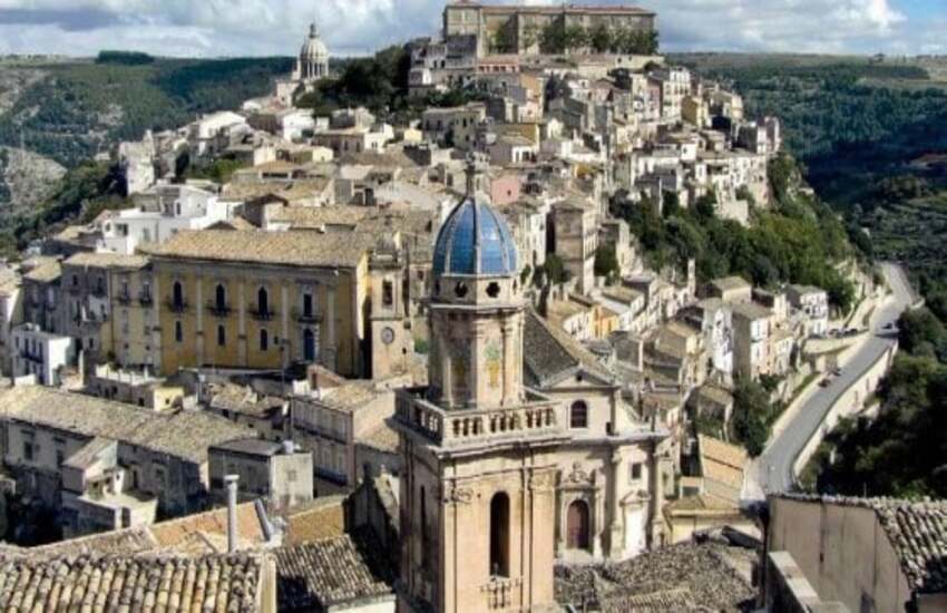 “Lascia l’auto e immergiti nel Barocco”. Potenziato trasporto pubblico per raggiungere Ragusa Ibla