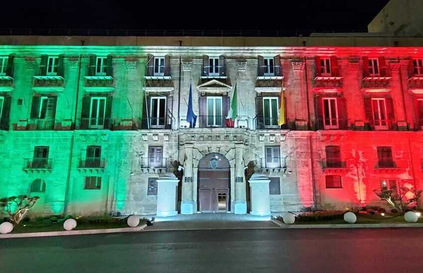 2 giugno: il Tricolore sulla facciata di Palazzo Orleans