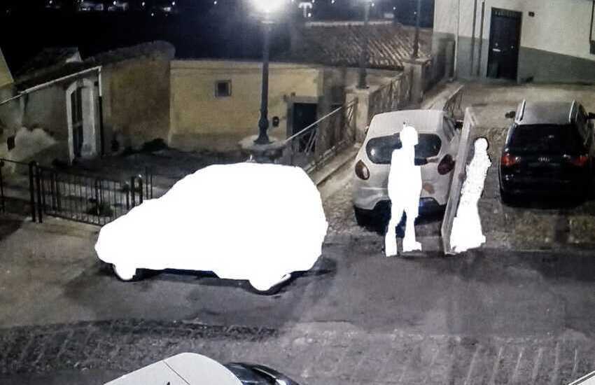 Caltagirone, sette multe da 600 euro per 5 “sporcaccioni” sorpresi dalle telecamere. Ecco dove