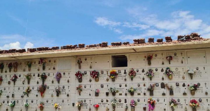 Napoli, seppellitore solleva cadavere di 120 kg e ha un infarto: il Comune deve risarcire