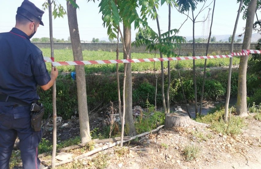Odori nauseabondi a Brusciano, ritrovati rifiuti di ogni genere in un canale