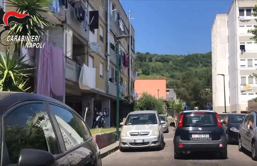 Controlli straordinari su Pianura: denunce, sequestri di armi e droga e rimozione di veicoli (VIDEO)