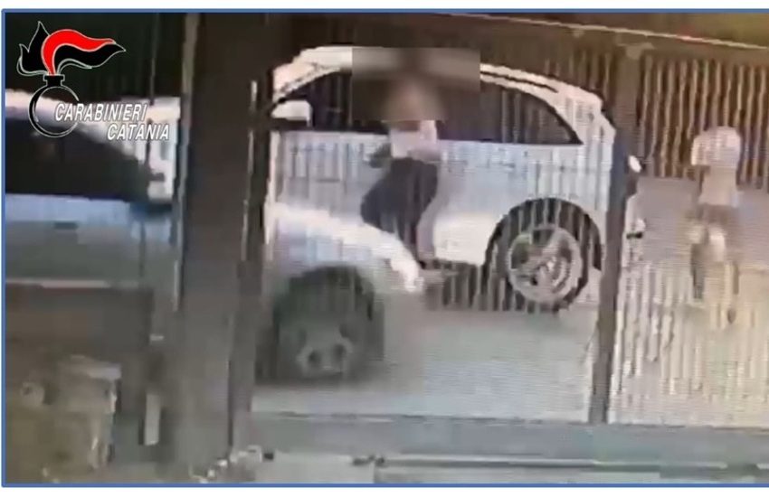 [VIDEO]Palagonia, serata di follia in centro: tenta di travolgere più volte il cognato, quest’ultimo, scampato il pericolo, lo accoltella, arrestati