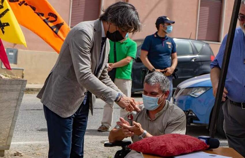 Reggio Calabria, la consegna di una struttura confiscata ai ragazzi di Rose Blu
