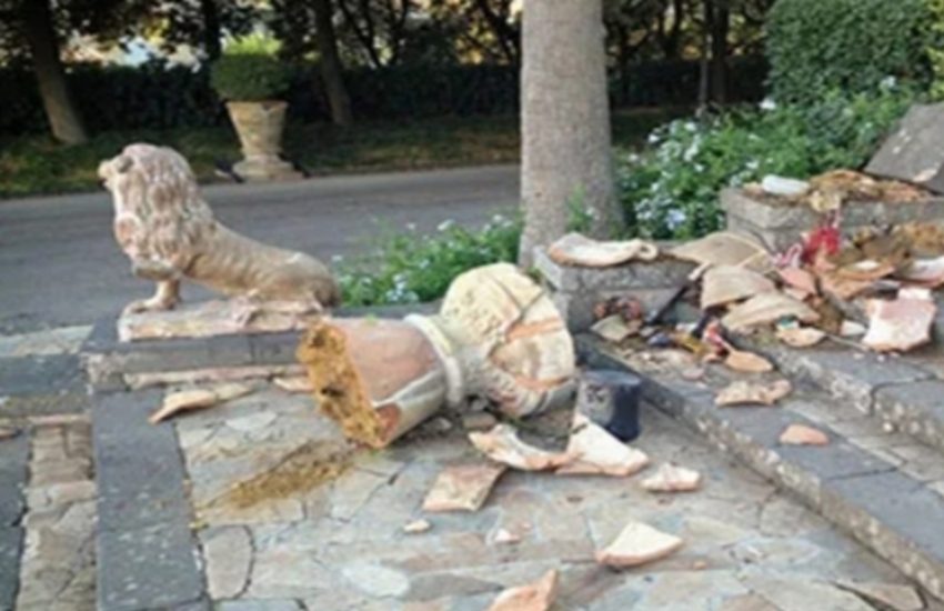 Caltagirone, distrutto dai vandali, grande vaso in terracotta. Restaurato gratis e donato alla città