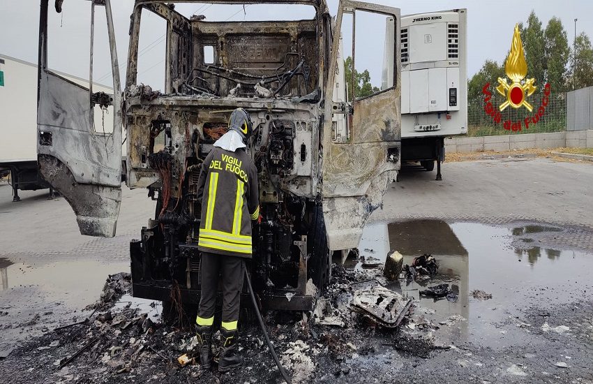 Automotrice in fiamme alla Zona industriale di Catania – GALLERY