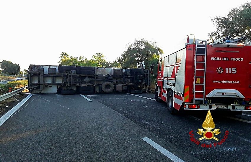Mezzo pesante si ribalta: paura e feriti sull’autostrada A18