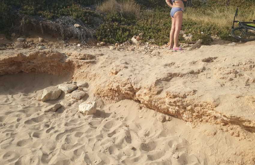 Punta di Mola, accesso alla spiaggia pericoloso. Firrincieli (M5S): “Proteste da parte di residenti e bagnanti. E dire che avevamo predisposto un emendamento in proposito, ma regolarmente bocciato dalla maggioranza”