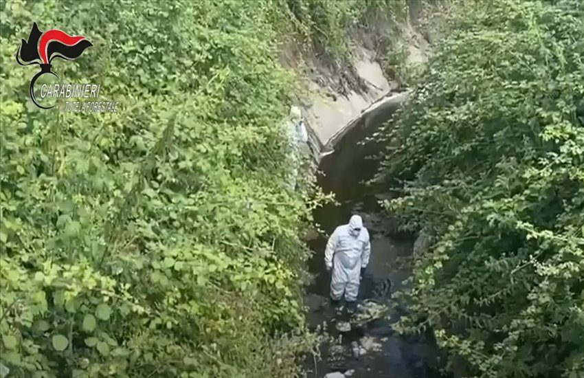 Marigliano controlli dei carabinieri ai “Regi Lagni”, canali bloccati da rifiuti di ogni genere (VIDEO)