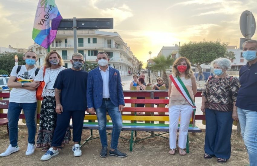 Sampieri: una panchina arcobaleno, contro ogni forma di violenza e discriminazione
