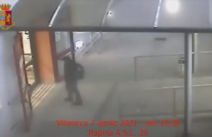 Immobilizzavano utenti e personale sanitario dei Distretti ASL di Afragola e Villaricca per scassinare le macchine automatiche (VIDEO)