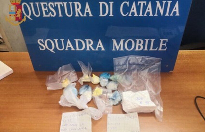 Catania, deteneva a fini di spaccio circa 350 gr di crack e cocaina, arrestato dai falchi