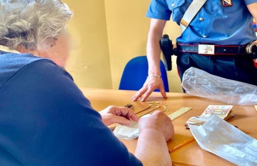 “Siamo delle Poste, ci deve 6.000 euro”. Truffata 91enne di Sorrento che cede in pegno addirittura la fede nuziale