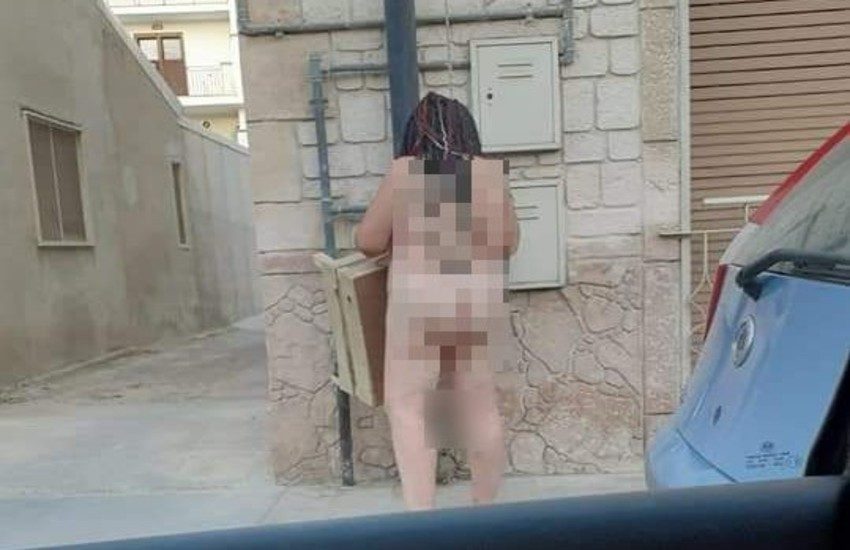 Curioso avvistamento a Vittoria: donna nuda “si rinfresca” per strada