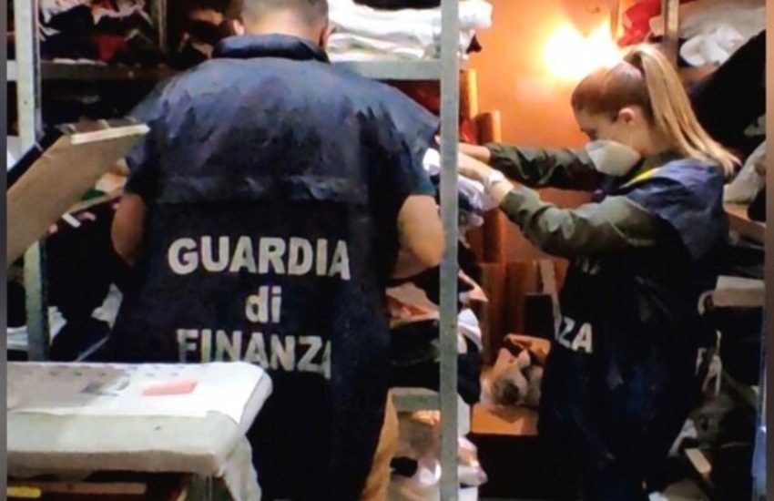 Stamperia abusiva a Saponara Marittima: riproducevano loghi e capi di abbigliamento “firmati” da vendere online