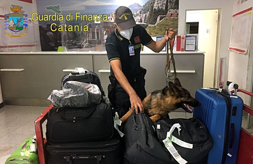 Catania, fermato all’aeroporto con 138 grammi di droga, arrestato