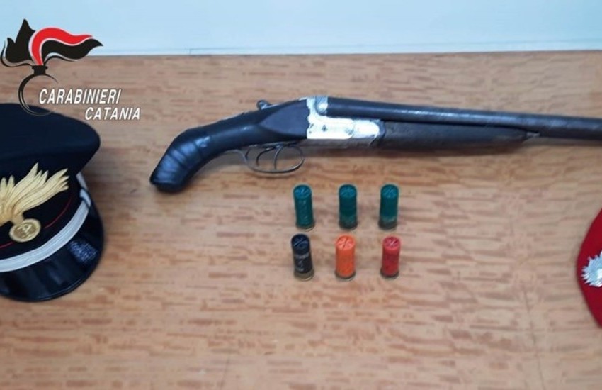 Palagonia, beccato con un fucile a canne mozze pronto al fuoco, arrestato