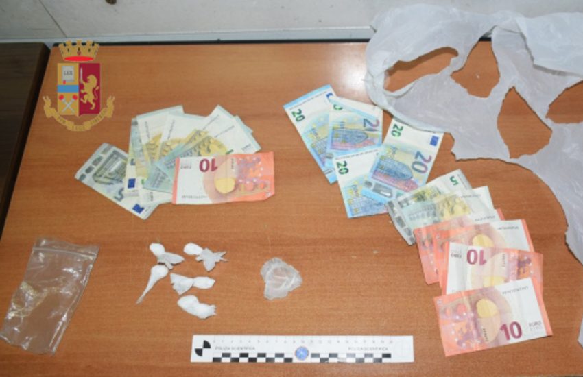 Cocaina confezionata in auto per i clienti. Arrestato per spaccio 46enne