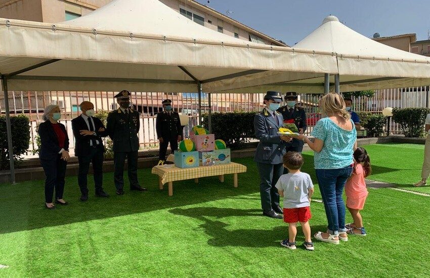 Scuola – Guardia di Finanza dona materiale didattico a nido Peter Pan