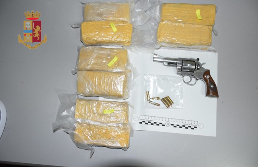 Non si ferma all’alt e sperona una pattuglia. Arrestato per spaccio e detenzioni di armi 33enne leccese