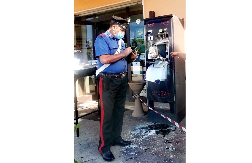 Sorpreso a scassinare la gettoniera di un distributore automatico di Minturno: denunciato