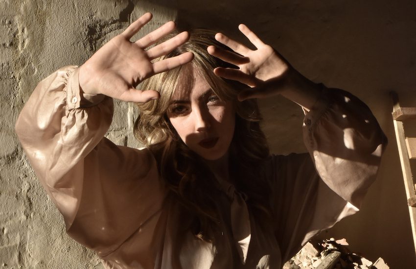 “Rispetto”: il nuovo brano della cantautrice e producer bolognese Helle