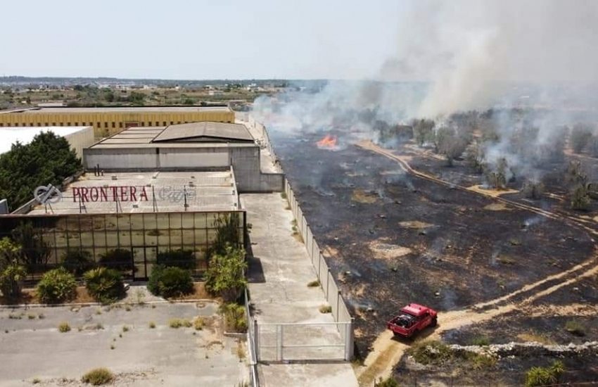 Fiamme nella zona industriale, a fuoco deposito nautico