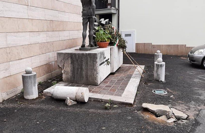 Sezze, danneggiato il monumento in memoria di Luigi di Rosa