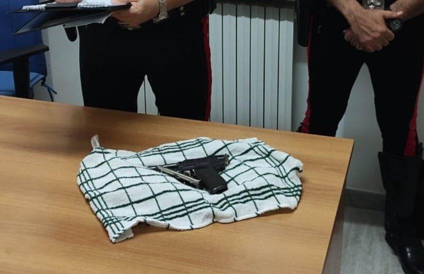 Latina, in giro con lo scooter e… la pistola. Arrestata 36enne
