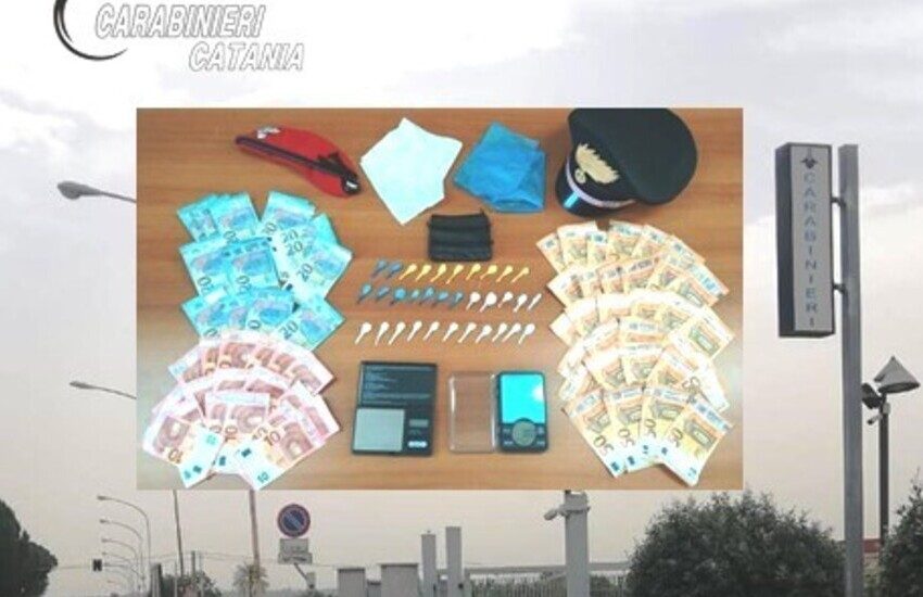 Scordia, droga in auto ed in casa, beccato un pusher