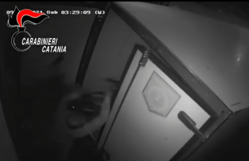 [VIDEO] Giarre, ha un volto uno degli autori della “spaccata” di piazza Ungheria