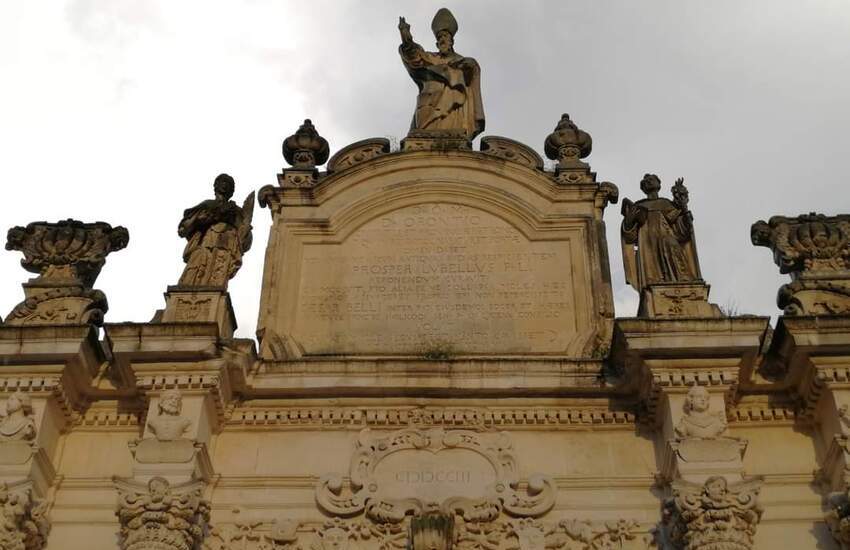 Maltempo a Lecce. Fulmine sbriciola la statua di Sant’Oronzo su Porta Rudiae