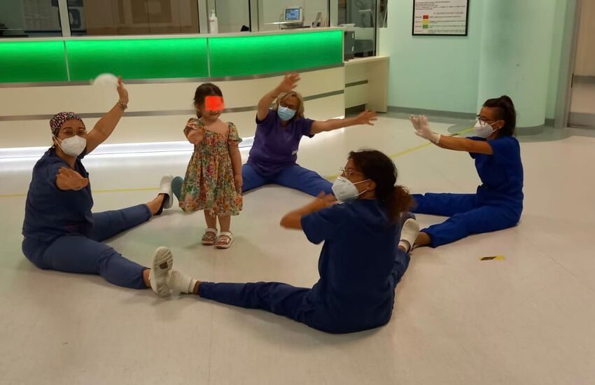 Immagini che fanno bene al cuore: gli infermieri del PS di Ragusa “giocano” con una bimba spaventata strappandole un sorriso