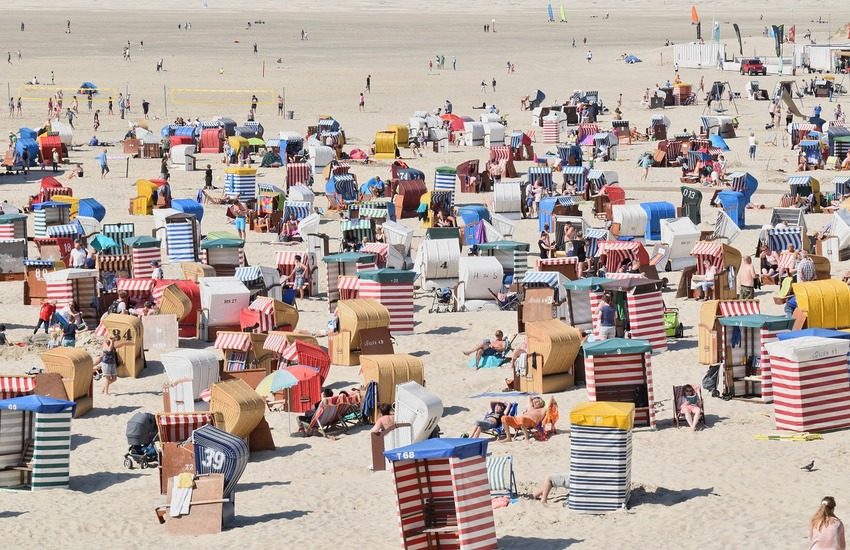 Covid si diffonde in vacanza: dal mare alla montagna, aumentano focolai