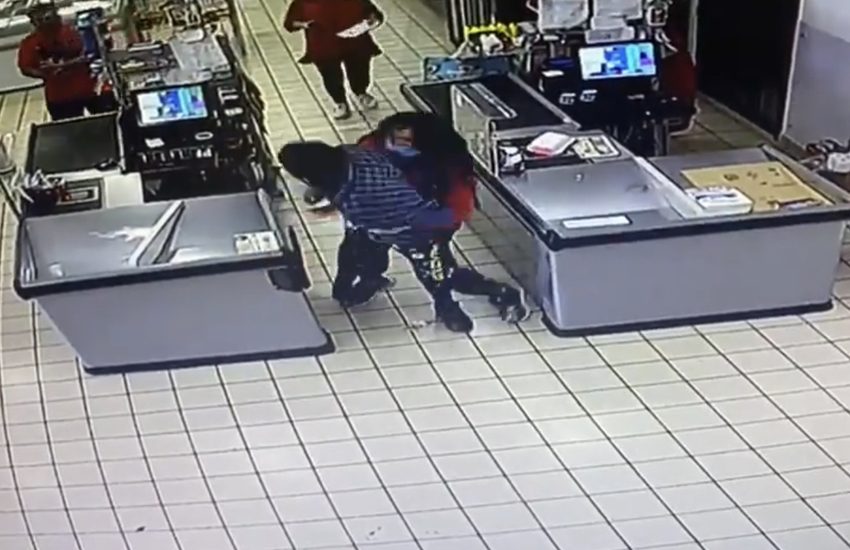 Rapina al supermercato, cassiera coraggiosa prova a bloccare rapinatore – Video