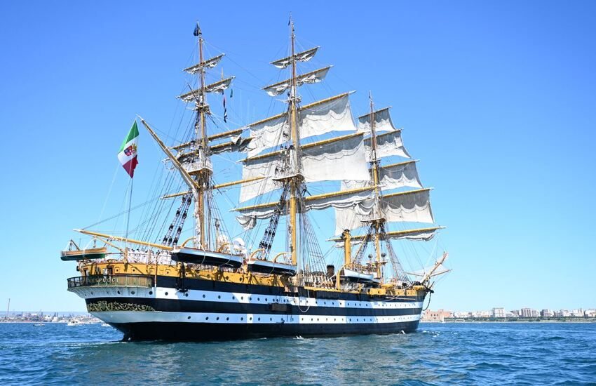 Covid a bordo della Amerigo Vespucci, 20 positivi