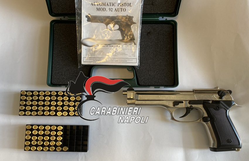 Paura a Chiaia, 60enne con problemi psichici spara colpi di pistola in aria