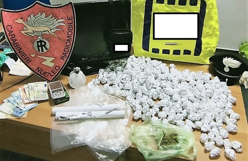 Catania, presi in due a spacciare “erba” sullo scooter, sequestrati 800 grammi di marijuana