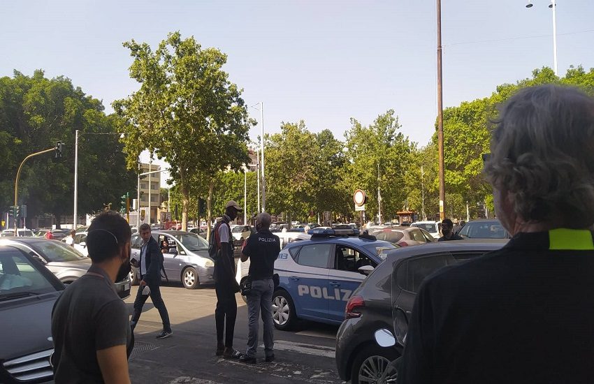 Tensione a Piazza Giovanni Verga, extracomunitario dà di matto: interviene la Polizia