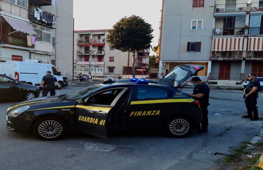 Torre Annunziata, scaraventano a terra un anziano per rubargli 1.000 euro