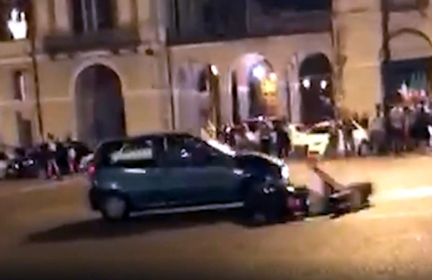 Cuneo, follie per la vittoria dell’Italia: frontale tra auto e scooter, ferita una 14enne
